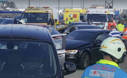 En el accidente se vieron implicados nueve vehículos. En el accidente se vieron implicados nueve vehículos.
