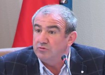 El pleno reprueba al presidente Darío Campos