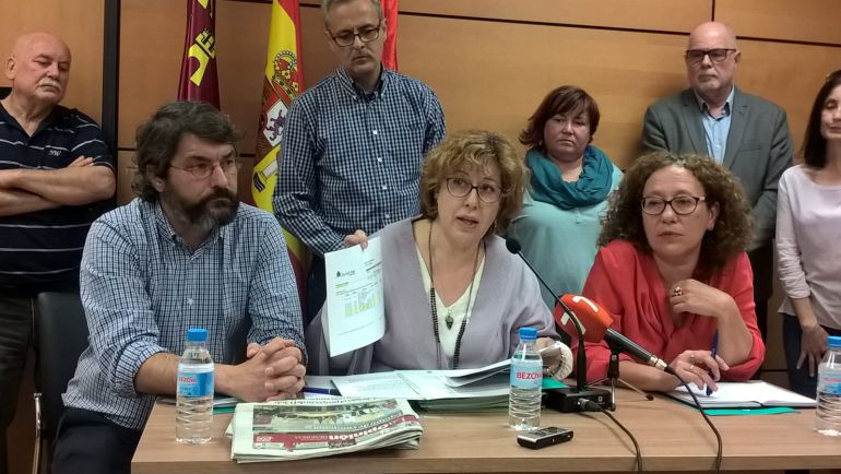 Los concejales de Ahora Murcia durante la rueda de prensa (de izquierda a derecha): Miguel Ángel Alzamora, Ángeles Moreno Micol y Alicia Morales Los concejales de Ahora Murcia durante la rueda de prensa (de izquierda a derecha): Miguel Ángel Alzamora, Ángeles Moreno Micol y Alicia Morales