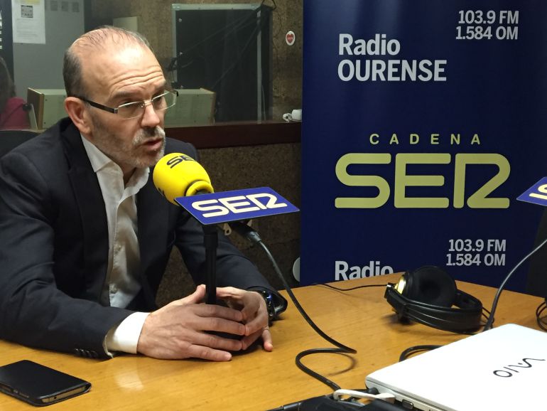 El portavoz socialista señala que las ubicaciones no son las mismas que figuraban inicialmente para el concurso de adjudicación del servicio. El portavoz socialista señala que las ubicaciones no son las mismas que figuraban inicialmente para el concurso de adjudicación del servicio.