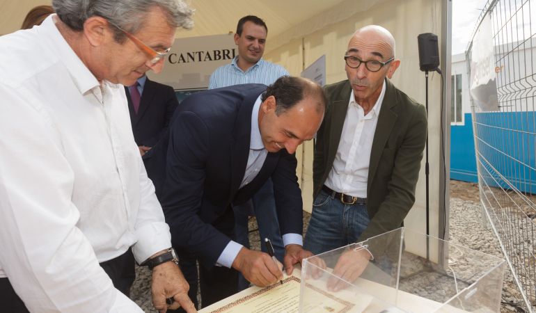 El ex alcalde de Noja, Jesús García (primero por la derecha), durante su etapa como regidor, con el ex presidente de Cantabria, Ignacio Diego. El ex alcalde de Noja, Jesús García (primero por la derecha), durante su etapa como regidor, con el ex presidente de Cantabria, Ignacio Diego.