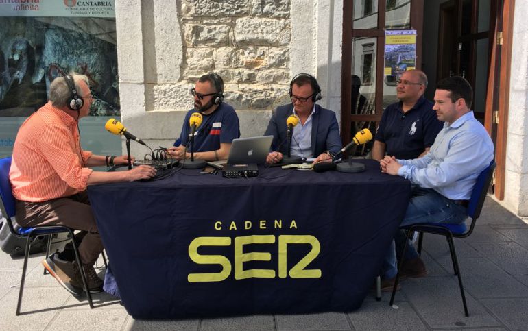 Realización, en directo, de Hoy por Hoy Cantabria desde Ramales de la Victoria, con Joaquín Eguizábal 'Pencho', a la izquierda, y César García, alcalde del municipio, a la derecha. Realización, en directo, de Hoy por Hoy Cantabria desde Ramales de la Victoria, con Joaquín Eguizábal 'Pencho', a la izquierda, y César García, alcalde del municipio, a la derecha.