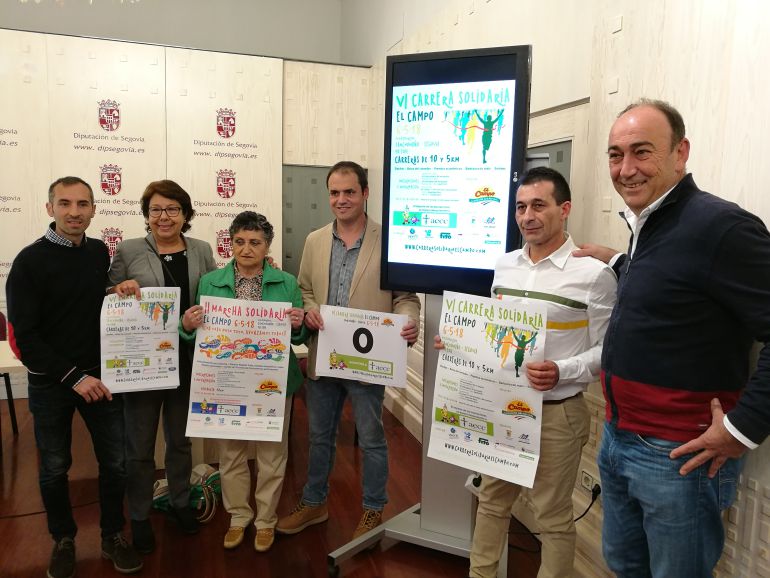Organizadores y las entiaddes colaboradores durante la presentación de la carerra que se celebra el 6 de mayo en Sanchonuño Organizadores y las entiaddes colaboradores durante la presentación de la carerra que se celebra el 6 de mayo en Sanchonuño