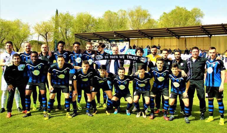 Los jugadores de la A.D. Parla posan con la bufanda enviada por Rafa Benítez desde Newcastle Los jugadores de la A.D. Parla posan con la bufanda enviada por Rafa Benítez desde Newcastle