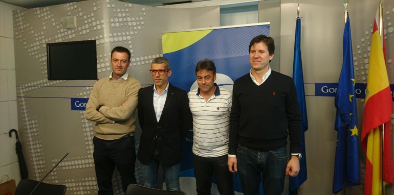 De izquierda a derecha: José Antonio Prieto Saborit (Decano de la Facultad Padre Ossó), Alberto Suárez Laso (atleta paralímpico flamante medalla de oro del maratón de Londres), José Ramón Tuero (Director General de Deportes del Principado de Asturias) y Alfonso Noain (Director del Museo “Leyendas del Deporte”). De izquierda a derecha: José Antonio Prieto Saborit (Decano de la Facultad Padre Ossó), Alberto Suárez Laso (atleta paralímpico flamante medalla de oro del maratón de Londres), José Ramón Tuero (Director General de Deportes del Principado de Asturias) y Alfonso Noain (Director del Museo “Leyendas del Deporte”).