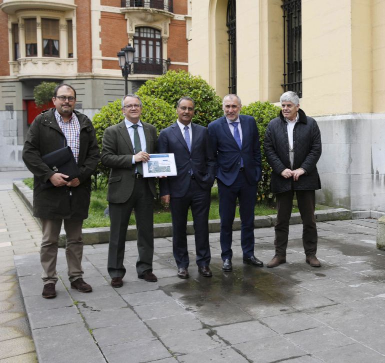 Equipo encargado de la revisión del Plan Estratégico de Residuos del Principado (Perpa) 2017-2024. De izquierda a derecha: El jefe de servicio de Planificación y Gestión Ambiental, Javier Méndez; el director general de Calidad Ambiental, Manuel Gutiérrez; el consejero de Infraestructuras, Ordenación del Territorio y Medio Ambiente, Fernando Lastra; el viceconsejero de Medio Ambiente, Benigno Fernández Fano; y, el gerente de Cogersa, Santiago Fernández. Equipo encargado de la revisión del Plan Estratégico de Residuos del Principado (Perpa) 2017-2024. De izquierda a derecha: El jefe de servicio de Planificación y Gestión Ambiental, Javier Méndez; el director general de Calidad Ambiental, Manuel Gutiérrez; el consejero de Infraestructuras, Ordenación del Territorio y Medio Ambiente, Fernando Lastra; el viceconsejero de Medio Ambiente, Benigno Fernández Fano; y, el gerente de Cogersa, Santiago Fernández.
