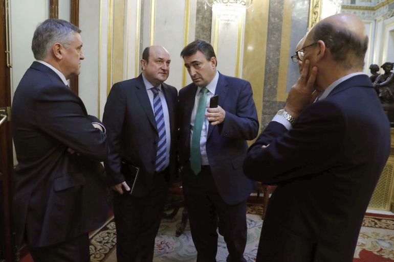 El portavoz del PNV en el Congreso, Aitor Esteban (2d), el presidente del PNV, Andoni Ortuzar (2i), y el diputado Íñigo Barandiaran, esta mañana en el Congreso de los Diputados, tras el pleno en el que hoy se han debatido y votado las enmiendas a la totalidad presentadas al proyecto de Ley de Presupuestos Generales del Estado. El portavoz del PNV en el Congreso, Aitor Esteban (2d), el presidente del PNV, Andoni Ortuzar (2i), y el diputado Íñigo Barandiaran, esta mañana en el Congreso de los Diputados, tras el pleno en el que hoy se han debatido y votado las enmiendas a la totalidad presentadas al proyecto de Ley de Presupuestos Generales del Estado.