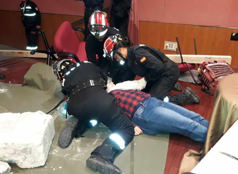 Miembros de la UME durante el rescate a una mujer en el simulacro de la ONCE Miembros de la UME durante el rescate a una mujer en el simulacro de la ONCE
