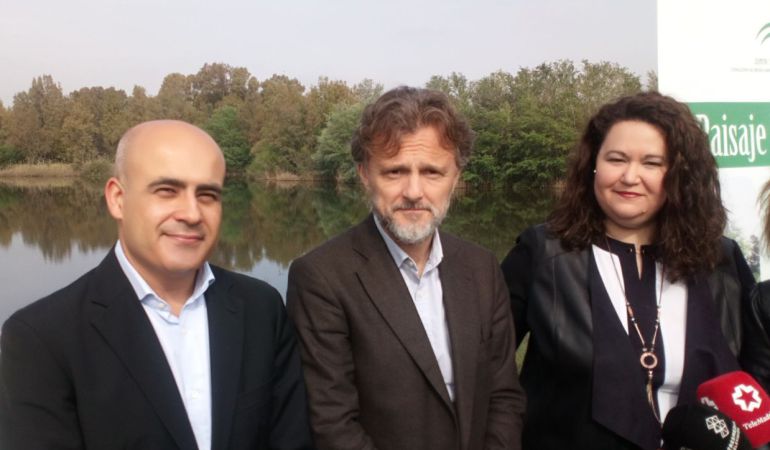 De izquierda a derecha, Raúl Castilla, alcalde de Sanlúcar la Mayor; José Fiscal, consejero de Medio Ambiente de la Junta de Andalucía; y Esther Gil, delegada del Gobierno de la Junta en Sevilla De izquierda a derecha, Raúl Castilla, alcalde de Sanlúcar la Mayor; José Fiscal, consejero de Medio Ambiente de la Junta de Andalucía; y Esther Gil, delegada del Gobierno de la Junta en Sevilla