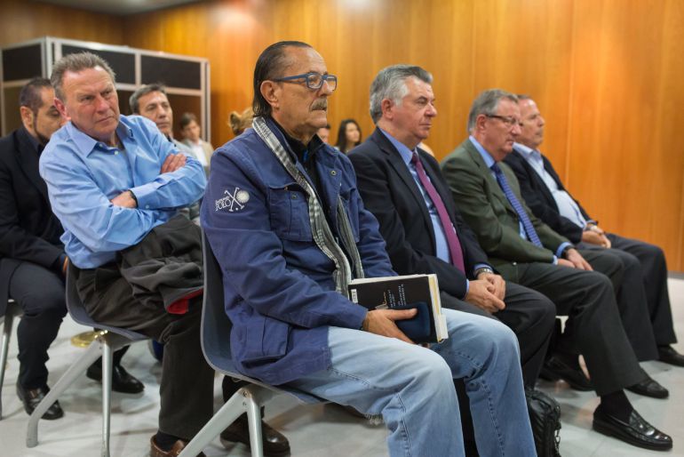 Julián Muñoz y Juan Antonio Roca, junto a otros acusados, en el juicio que se celebra en la Audiencia de Málaga Julián Muñoz y Juan Antonio Roca, junto a otros acusados, en el juicio que se celebra en la Audiencia de Málaga