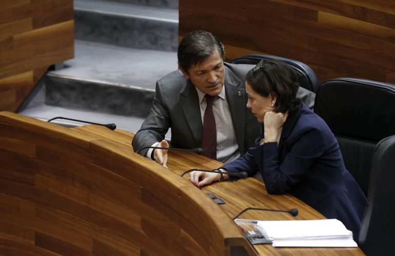 El presidente del Principado, Javier Fernández, departe con la consejera de Hacienda, Dolores Carcedo, antes del comienzo del pleno que rechazó la enmienda de Foro. El presidente del Principado, Javier Fernández, departe con la consejera de Hacienda, Dolores Carcedo, antes del comienzo del pleno que rechazó la enmienda de Foro.