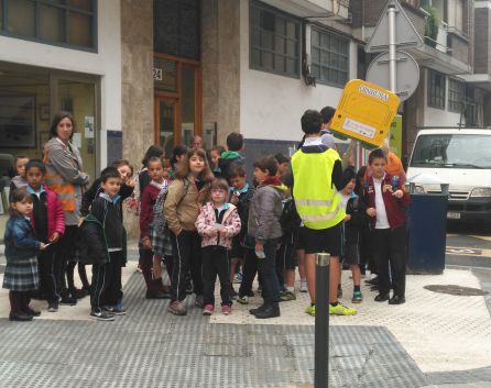 Uno de los grupos de La Anunciata llega a pie al colegio Uno de los grupos de La Anunciata llega a pie al colegio