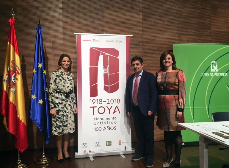 La alcaldesa de Peal de Becerro, Ana Dolores Rubia junto al presidente de la Diputación, Francisco Reyes y la delegada de gobierno de la J.A. , Ana Cobo, posan al lado del cartel del centenario de Toya La alcaldesa de Peal de Becerro, Ana Dolores Rubia junto al presidente de la Diputación, Francisco Reyes y la delegada de gobierno de la J.A. , Ana Cobo, posan al lado del cartel del centenario de Toya