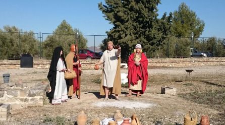 Escena teatralizada del enterramiento de un principe junto a la cámara sepulcral de la necrópolis de Toya en Peal de Becerro Escena teatralizada del enterramiento de un principe junto a la cámara sepulcral de la necrópolis de Toya en Peal de Becerro
