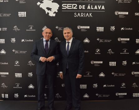 El diputado General de Alava, Ramiro González, junto al director de SER Vitoria, José Luis Martín. El diputado General de Alava, Ramiro González, junto al director de SER Vitoria, José Luis Martín.