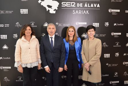 De derecha a izquierda, la Consejera de Interior del Gobierno Vasco, Estefanía Beltrán de Heredia, la Consejera de Trabajo y Justicia del Gobierno Vasco, Maria Jesús San José, el director de SER Vitoria, José Luis Martín y la Consejera de Empleo y Políticas Sociales del Gobierno Vasco. Beatriz Artolazabal. De derecha a izquierda, la Consejera de Interior del Gobierno Vasco, Estefanía Beltrán de Heredia, la Consejera de Trabajo y Justicia del Gobierno Vasco, Maria Jesús San José, el director de SER Vitoria, José Luis Martín y la Consejera de Empleo y Políticas Sociales del Gobierno Vasco. Beatriz Artolazabal.
