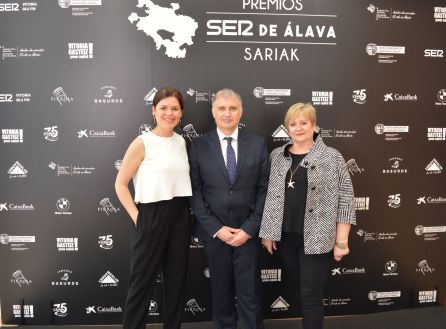 La Gerente de Ventas de SER Vitoria, Elena Barrueco, José Luis Martín y la ex-responsable de Turismo del Ayuntamiento de Vitoria-Gasteiz, Ana Lasarte. La Gerente de Ventas de SER Vitoria, Elena Barrueco, José Luis Martín y la ex-responsable de Turismo del Ayuntamiento de Vitoria-Gasteiz, Ana Lasarte.