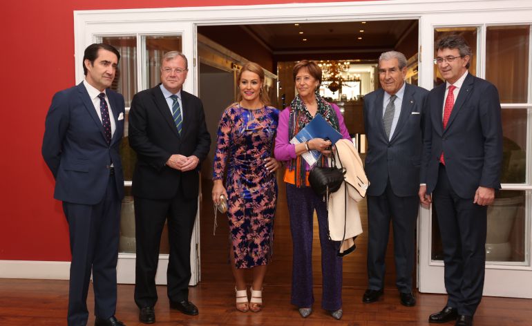 La premiada Lydia Valentín junto a la presidenta del Grupo Radio León, Olga Beberide, y las autoridades que acudieron al acto de entrega del premio 'Leonesa del Año 2017' La premiada Lydia Valentín junto a la presidenta del Grupo Radio León, Olga Beberide, y las autoridades que acudieron al acto de entrega del premio 'Leonesa del Año 2017'