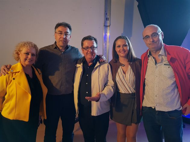 El alcalde de Navas de San Juan, Joaquín Requena, el vocalista de los Centellas, Tony López, el director de Radio Jaén, Manuel Palomo, y dos concejales naveras. El alcalde de Navas de San Juan, Joaquín Requena, el vocalista de los Centellas, Tony López, el director de Radio Jaén, Manuel Palomo, y dos concejales naveras.