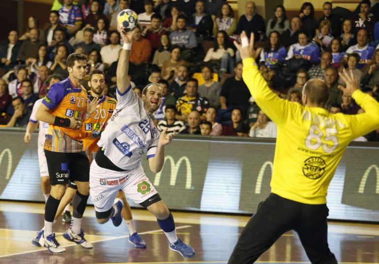 Pesic intenta marcar ante la portería defendida por Mijuskovic Pesic intenta marcar ante la portería defendida por Mijuskovic