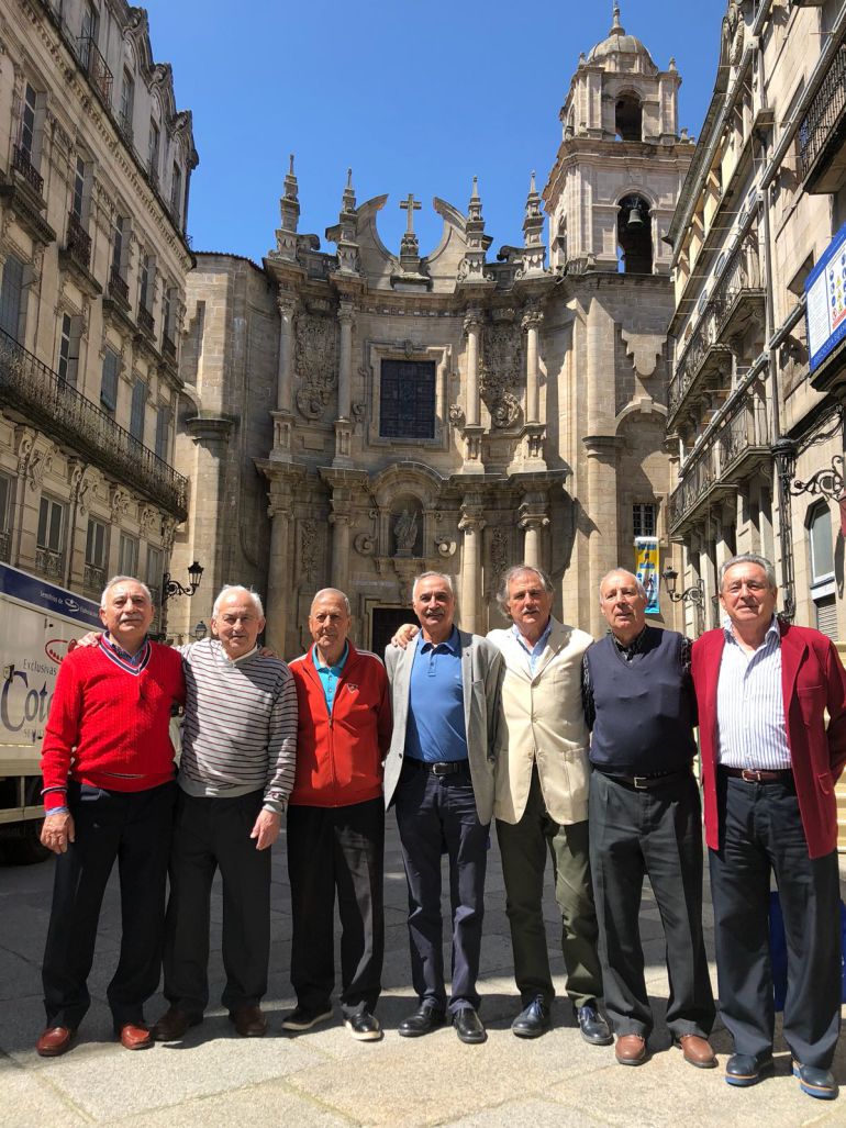 28 de abril del 2018, hace 50 años de la gran gesta de C.D. Ourense, 30 partidos jugados, 30 ganados. En la foto, algunos jugadores de la gesta.
de izquierda a derecha, Buján, Pito, Lozano, Conde, Carballeda y Oñate. 28 de abril del 2018, hace 50 años de la gran gesta de C.D. Ourense, 30 partidos jugados, 30 ganados. En la foto, algunos jugadores de la gesta.
de izquierda a derecha, Buján, Pito, Lozano, Conde, Carballeda y Oñate.