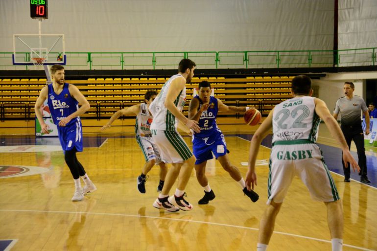 El Club Ourense Baloncesto, finalizaba la temporada,perdiendo en la cancha del Huesca por 72 a 69. (Foto archivo, de su visita del Huesca al Pazo) El Club Ourense Baloncesto, finalizaba la temporada,perdiendo en la cancha del Huesca por 72 a 69. (Foto archivo, de su visita del Huesca al Pazo)