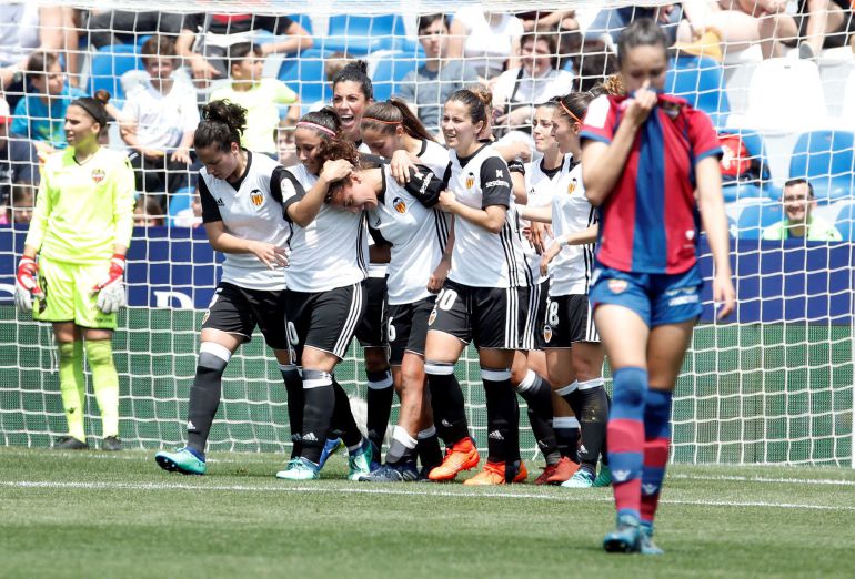 GRAF4738. VALENCIA, 28042018.- Las jugadoras del Valencia celebran el gol contra el Levante durante el encuentro correspondiente a la jornada 28 de la Liga Iberdrola disputado hoy en la Ciudad Deportiva de Buñol .EFE Juan Carlos Cárdenas GRAF4738. VALENCIA, 28042018.- Las jugadoras del Valencia celebran el gol contra el Levante durante el encuentro correspondiente a la jornada 28 de la Liga Iberdrola disputado hoy en la Ciudad Deportiva de Buñol .EFE Juan Carlos Cárdenas