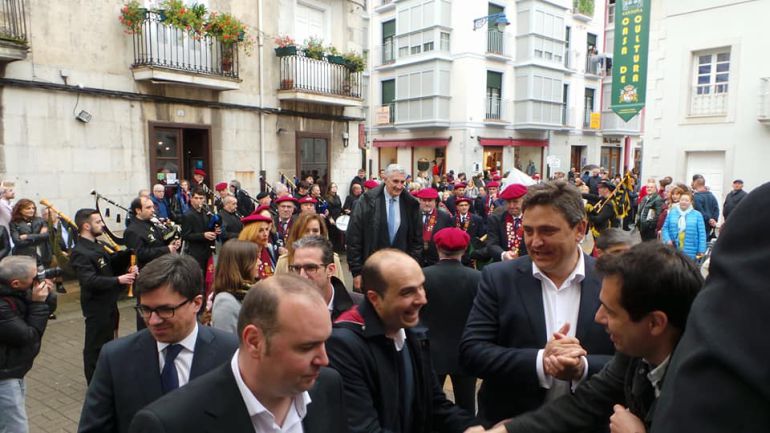 Al fondo, Fernando Romay, ex jugador de baloncesto Al fondo, Fernando Romay, ex jugador de baloncesto