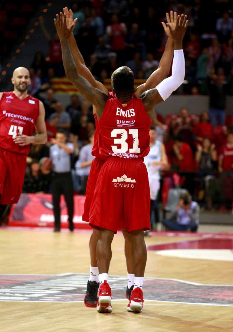 Los jugadores del Tecnyconta Zaragoza, el base canadiense Dylan Ennis (adelante) y el escolta estadounidense Gary Neal (atrás), celebran la victoria. Los jugadores del Tecnyconta Zaragoza, el base canadiense Dylan Ennis (adelante) y el escolta estadounidense Gary Neal (atrás), celebran la victoria.