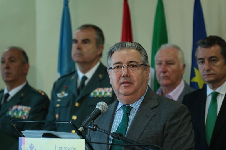 El ministro del Interior, Juan Ignacio Zoido, durante su visita esta mañana a La Línea de la Concepción. El ministro del Interior, Juan Ignacio Zoido, durante su visita esta mañana a La Línea de la Concepción.