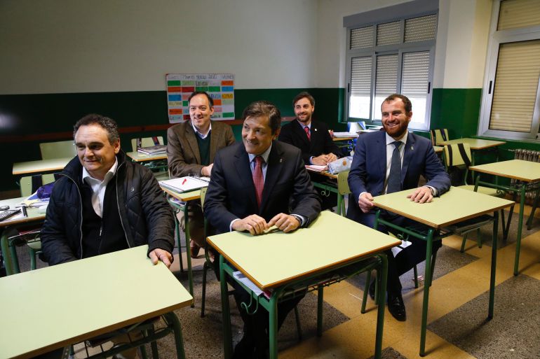 Javier Fernández rodeado de los cuatro alcaldes del PSOE que fueron alumnos del instituto de Infiesto. Javier Fernández rodeado de los cuatro alcaldes del PSOE que fueron alumnos del instituto de Infiesto.