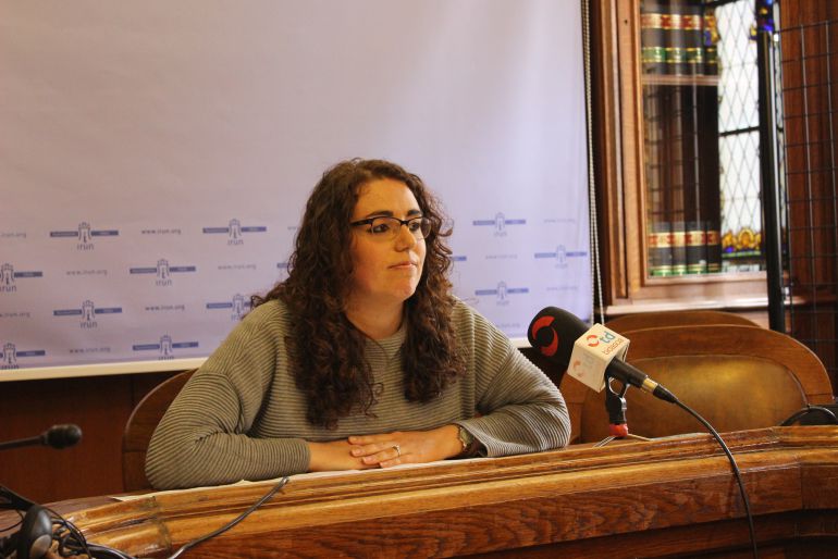 La delegada de Juventud, Mónica Martínez en la rueda de prensa en la que se han dado los detalles del programa de colonias "Etorri avec nous".