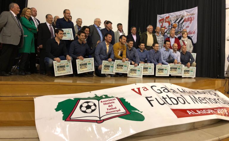 Los homenajeados posan en un momento de la quinta gala que organiza la Asociación histórica del futbol menorquín Los homenajeados posan en un momento de la quinta gala que organiza la Asociación histórica del futbol menorquín