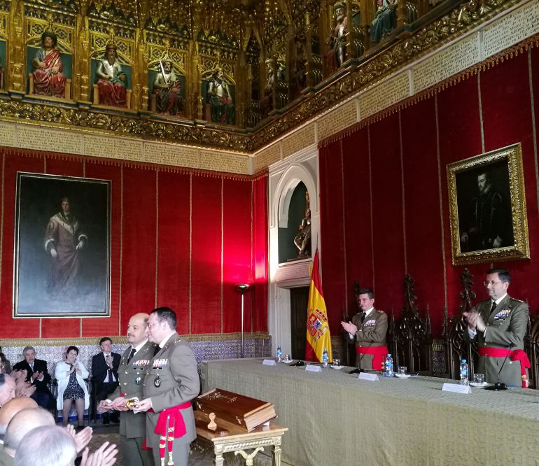 El general Sanz y Calabria recoge el sable del premio de la XXII edición del premio Daoiz en la sala de Reyes del Alcázar de Segovia El general Sanz y Calabria recoge el sable del premio de la XXII edición del premio Daoiz en la sala de Reyes del Alcázar de Segovia