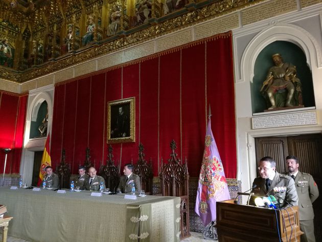 Sanz y Calabria durante la lectura de su discurso de agradecimiento tras recibir el premio Daoiz del arma de artillería Sanz y Calabria durante la lectura de su discurso de agradecimiento tras recibir el premio Daoiz del arma de artillería
