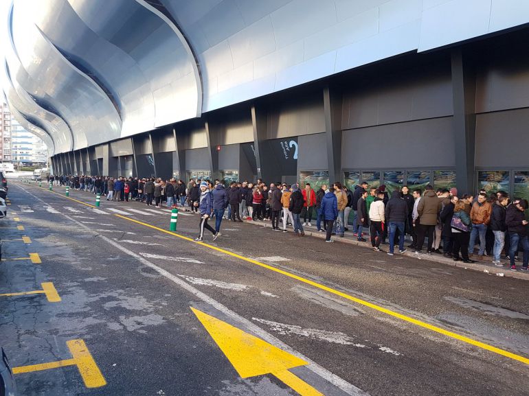 Colas de aficionados del Celta para conseguir las entradas del derbi de Riazor Colas de aficionados del Celta para conseguir las entradas del derbi de Riazor