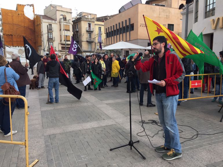 La concentració alternativa de la Comissió 1 de maig es va fer a la plaça de Barcelona sota una amenaça constant de pluja. La concentració alternativa de la Comissió 1 de maig es va fer a la plaça de Barcelona sota una amenaça constant de pluja.