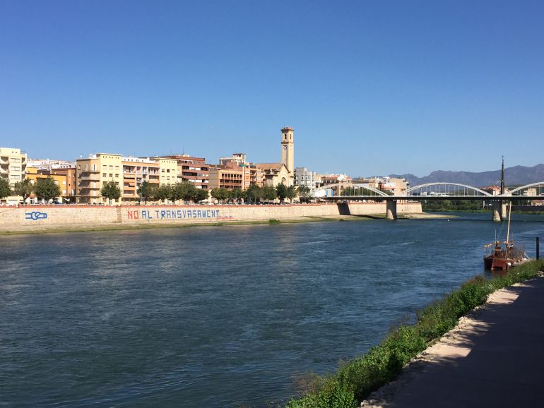 Imatge d'arxiu del riu Ebre al seu pas per Tortosa. Imatge d'arxiu del riu Ebre al seu pas per Tortosa.