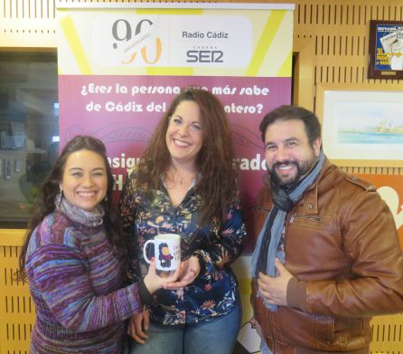 Los hermanos Anillo entregan a Irene Gallardo la taza del concurso Doctorado Honoris Cádiz Los hermanos Anillo entregan a Irene Gallardo la taza del concurso Doctorado Honoris Cádiz