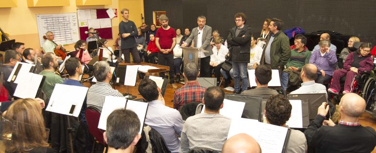El alcalde visita los ensayos de la banda municipal con personas con diversidad funcional El alcalde visita los ensayos de la banda municipal con personas con diversidad funcional