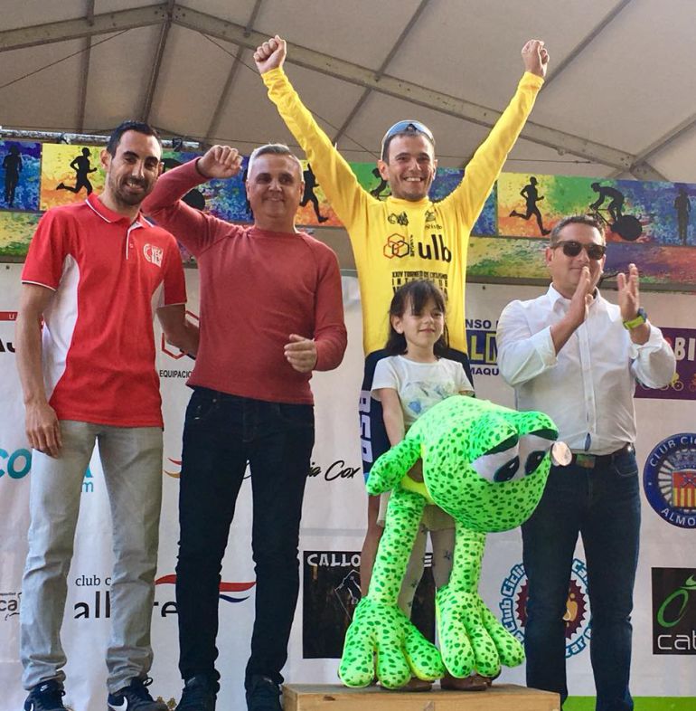 Robero Martínez con el maillot que le acredita como líder del torneo Robero Martínez con el maillot que le acredita como líder del torneo