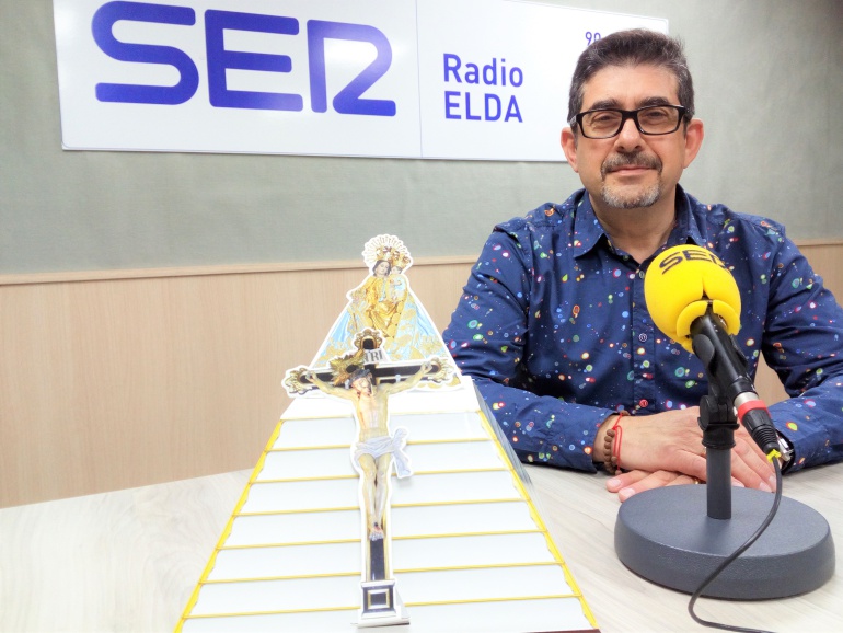 Óscar Román, responsable del a comisión de la restauración, en Radio Elda, junto a una hucha de la campaña ¡Arriba con el trono! Óscar Román, responsable del a comisión de la restauración, en Radio Elda, junto a una hucha de la campaña ¡Arriba con el trono!