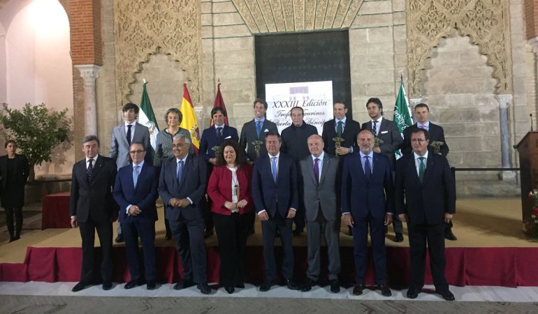 Foto de familia de las autoridades junto a los premiados en la XXXIII edición de los Puerta del Príncipe de El Corte Inglés Foto de familia de las autoridades junto a los premiados en la XXXIII edición de los Puerta del Príncipe de El Corte Inglés