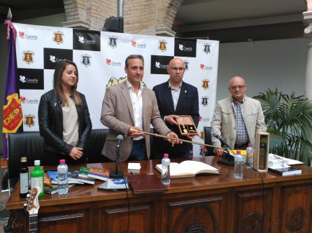 Entrega de los símbolos de la ciudad de Cazorla al alcalde de La Sénia Entrega de los símbolos de la ciudad de Cazorla al alcalde de La Sénia