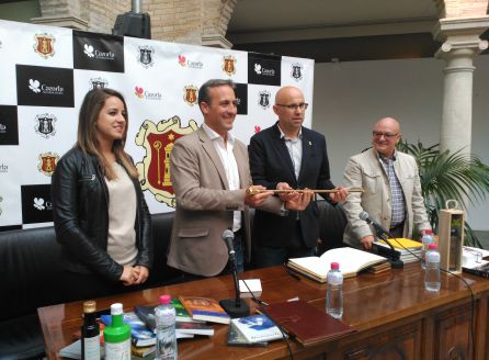 Ambos alcaldes sostienen el bastón de mando de Cazorla como símbolo de unidad Ambos alcaldes sostienen el bastón de mando de Cazorla como símbolo de unidad