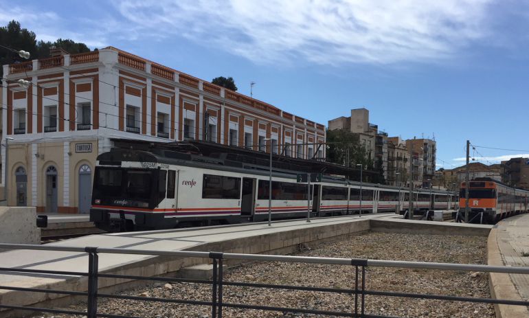 Dos trens, aturats a l'estació de Tortosa. Dos trens, aturats a l'estació de Tortosa.