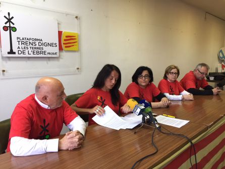 Diversos membres de Trens Dignes, en la seua compareixença davant els mitjans de comunicació. Diversos membres de Trens Dignes, en la seua compareixença davant els mitjans de comunicació.