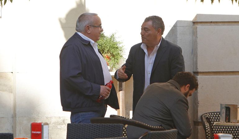 El empresario oriolano Ángel Fenoll (i), conversa con José Vicente Gregory en una cafeteria cercana a la Audiencia Provincial, antes del juicio de una pieza separada del "caso Brugal". El empresario oriolano Ángel Fenoll (i), conversa con José Vicente Gregory en una cafeteria cercana a la Audiencia Provincial, antes del juicio de una pieza separada del "caso Brugal".