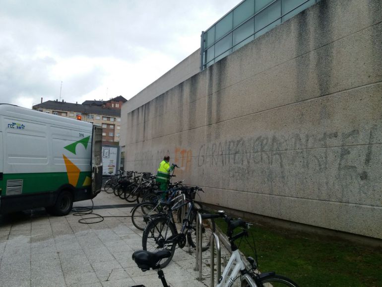 Un operario municipal de Vitoria limpia una pintada de apoyo a la banda Un operario municipal de Vitoria limpia una pintada de apoyo a la banda