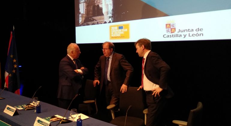 El presidente de la Junta, Juan Vicente Herrera, conversa con el presidente de la comunidad de La Rioja, José Ignacio Ceniceros (izq) y el alcalde de Burgos, Javier Lacalle, durante un encuentro sobre Patrimonio del Comité Europeo de Regiones El presidente de la Junta, Juan Vicente Herrera, conversa con el presidente de la comunidad de La Rioja, José Ignacio Ceniceros (izq) y el alcalde de Burgos, Javier Lacalle, durante un encuentro sobre Patrimonio del Comité Europeo de Regiones